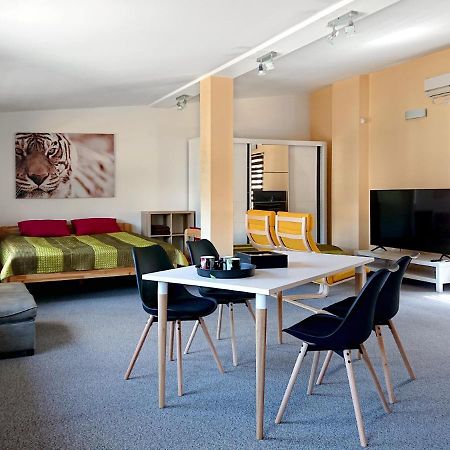 Riga City Center Quiet Apartment With Free Private Parking المظهر الخارجي الصورة
