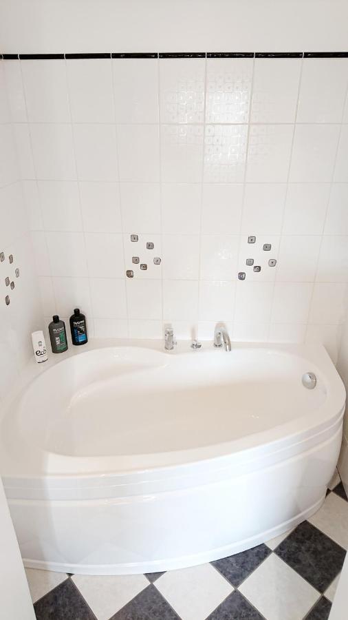 Riga City Center Quiet Apartment With Free Private Parking المظهر الخارجي الصورة